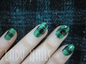 Diseño de invierno 4: cuadros tartán en verde modelo 2 de la colección de invierno 2013-2014 de Lady Nails