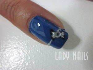 Lady Nails. Diseño de uñas: azul con lazo plateado